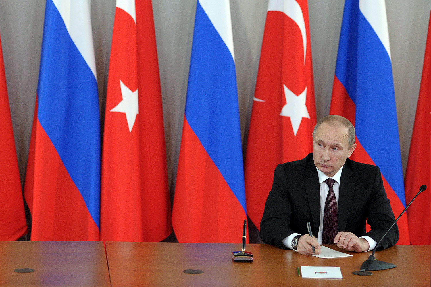 Встреча президентов России и Турции Владимира Путина и Реджепа Тайипа Эрдогана намечалась на середину декабря