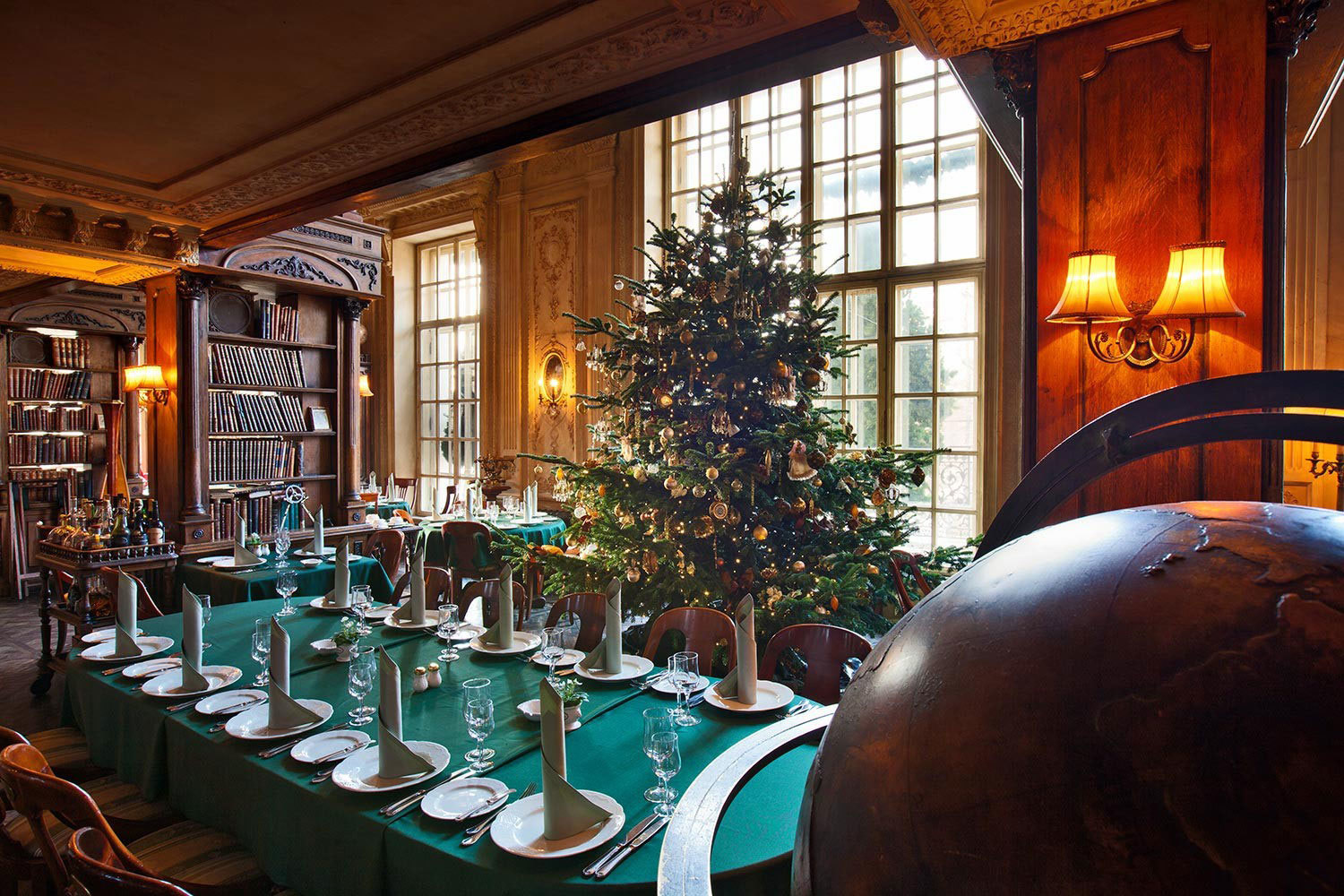 Елки в «Кафе Пушкинъ» поставили и на первом, и на втором этажах