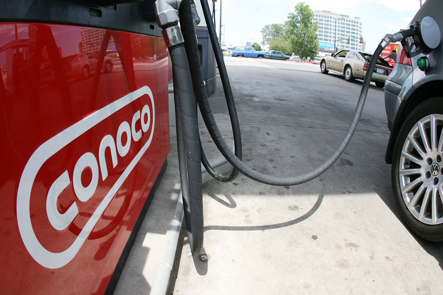 Conoco еще до слияния с Phillips была одним из первых инвесторов в нефтяную отрасль России, начав переговоры об инвестициях еще до распада Советского Союза