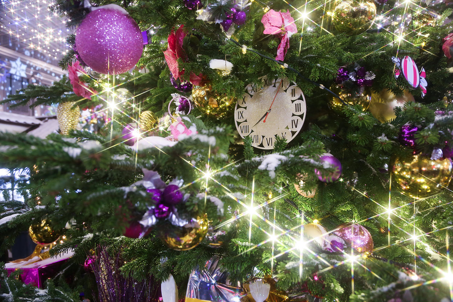 В большинстве отелей празднование Нового года не ограничивается новогодним ужином