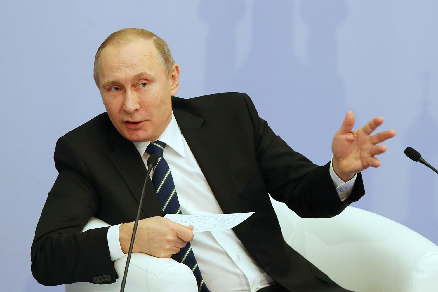 Владимир Путин назвал "бессмысленными" попытки связать снятие санкций Евросоюза в отношении России с полным выполнением минских соглашений сторонами конфликта на Украине