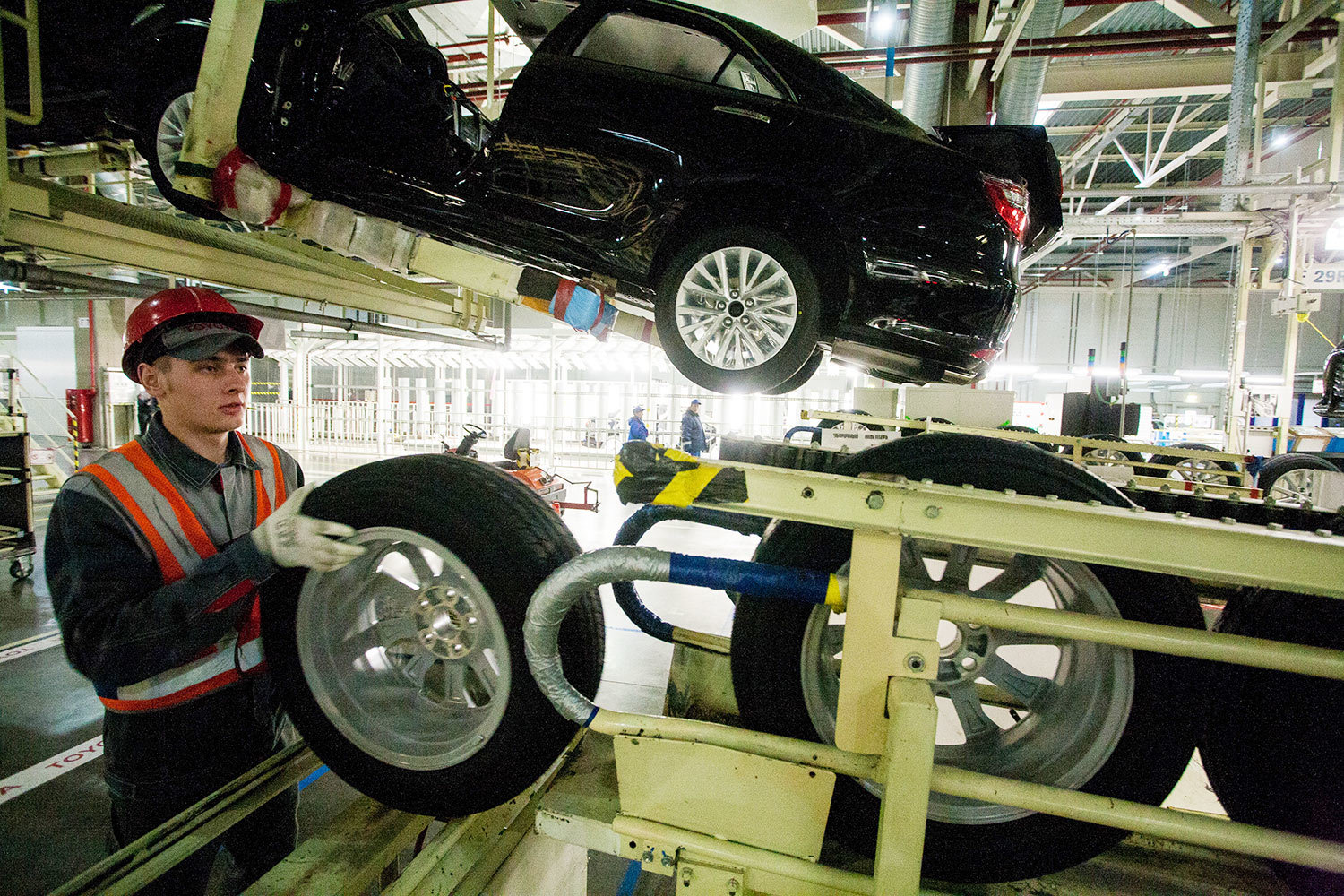 С конвейеров петербургских заводов в январе сошло 10 600 автомобилей