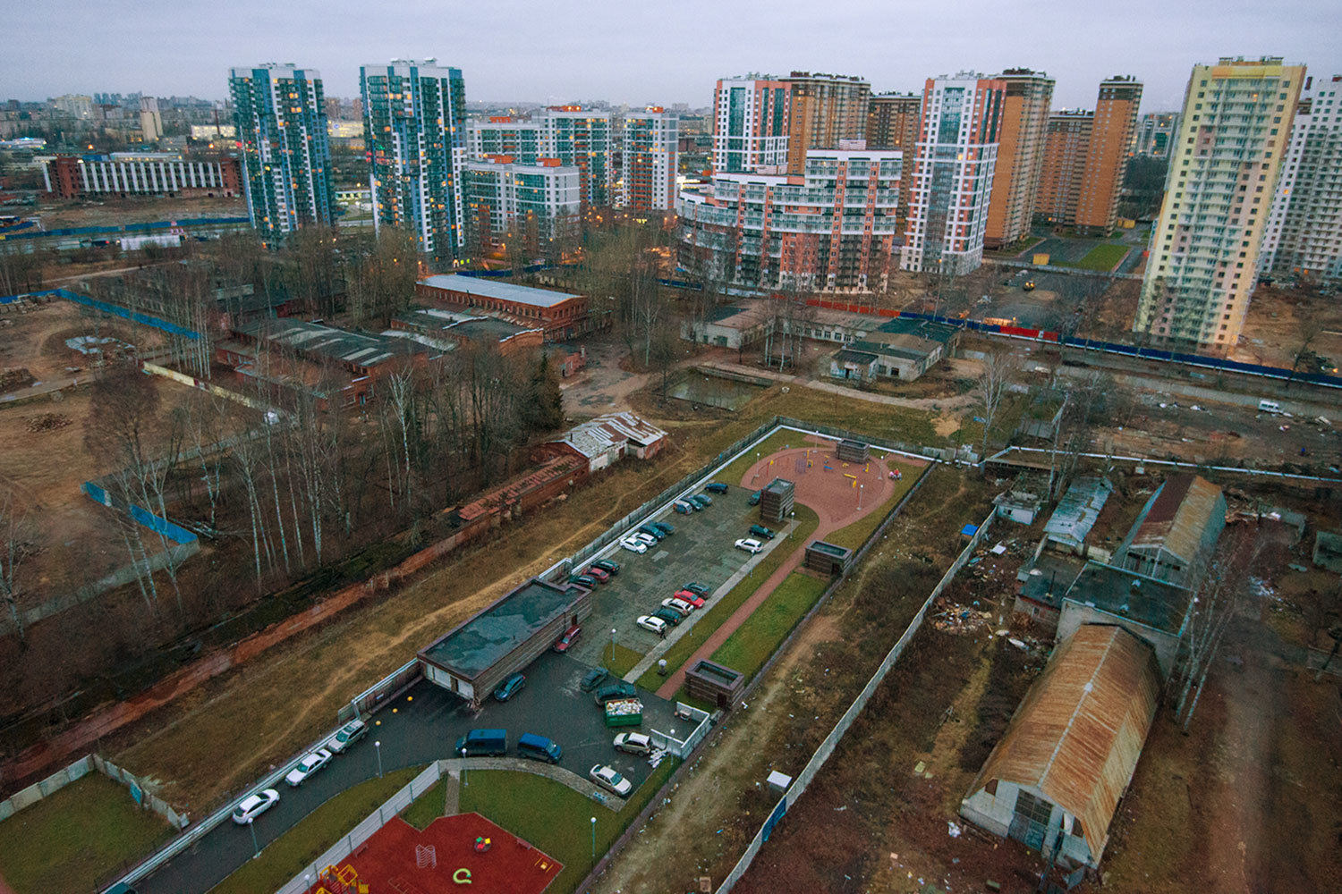 Новостройки эконом-класса в Петербурге предлагались по 96 000 руб. за 1 кв. м, за кольцевой автодорогой – по 70 500 руб.