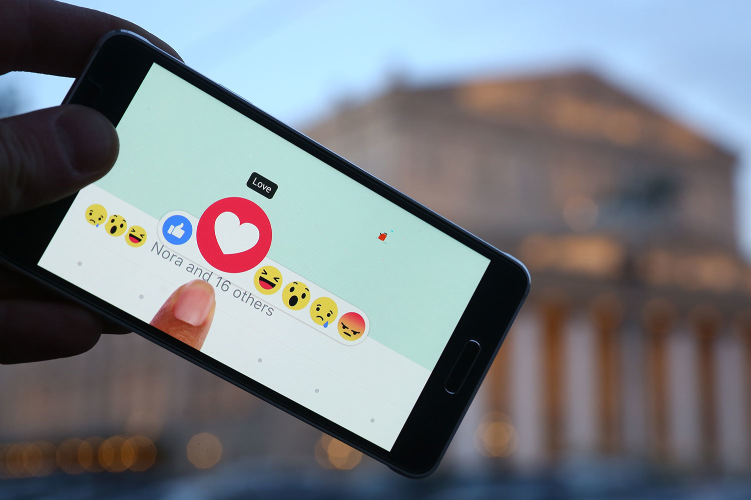 Facebook расширила кнопку like