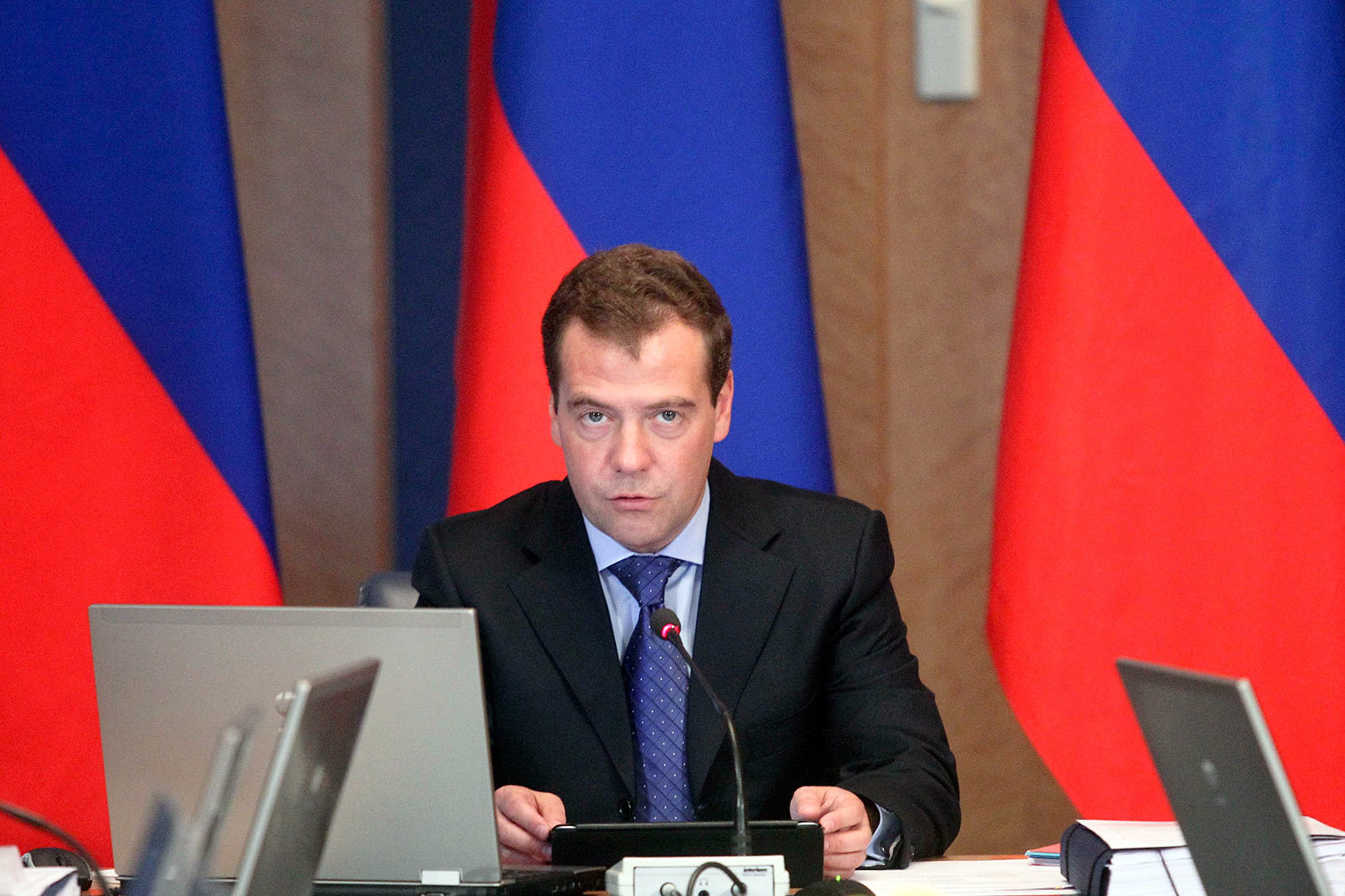 Премьер-министр России Дмитрий Медведев признал, что руководителям регионов трудно