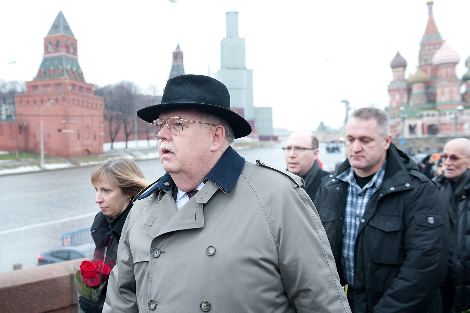 Посол США в России Джон Теффт на месте убийства Бориса Немцова