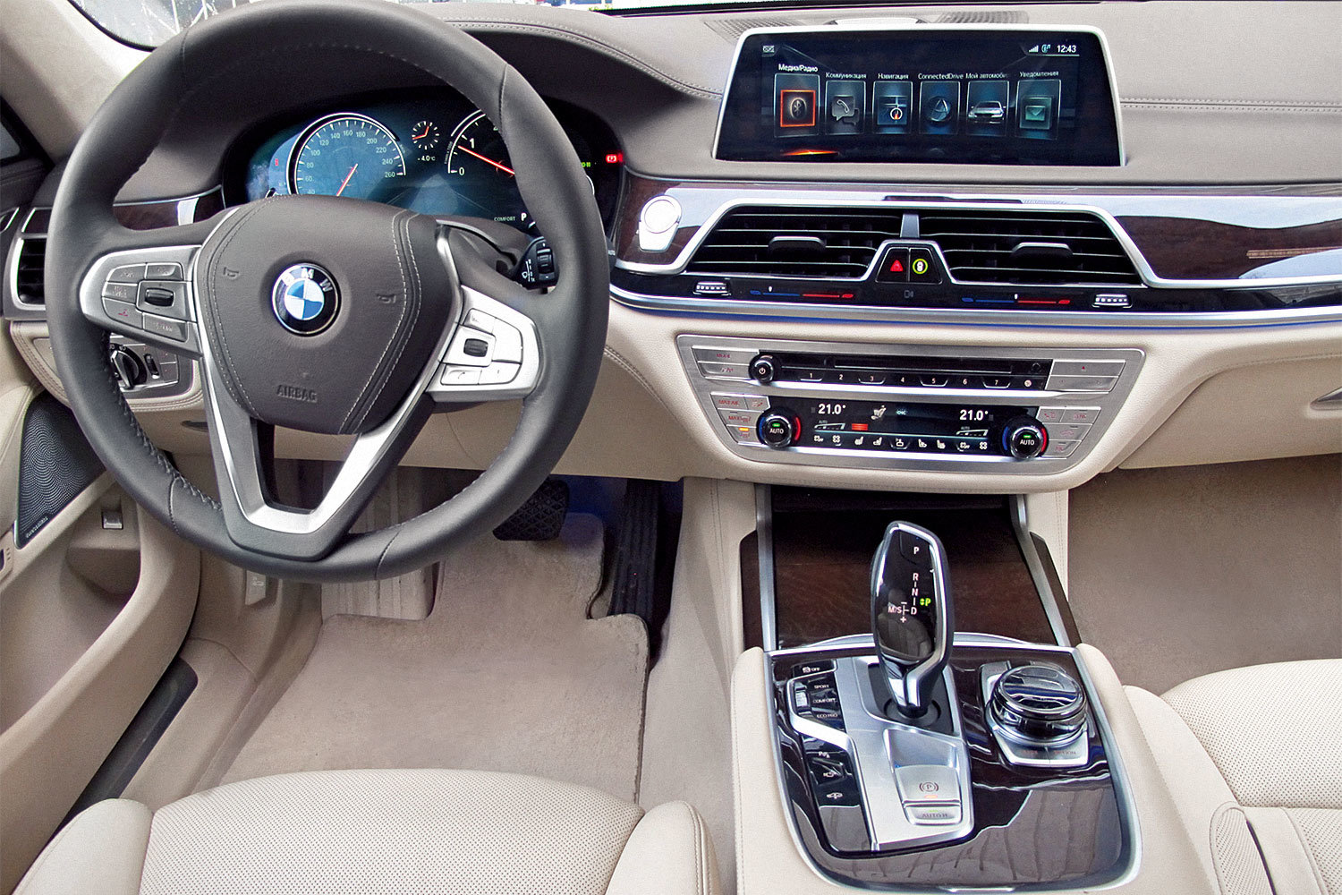 Рабочее место водителя BMW 7-й серии приближается к идеалу не только по эргономике и по дизайну, но и по качеству отделки