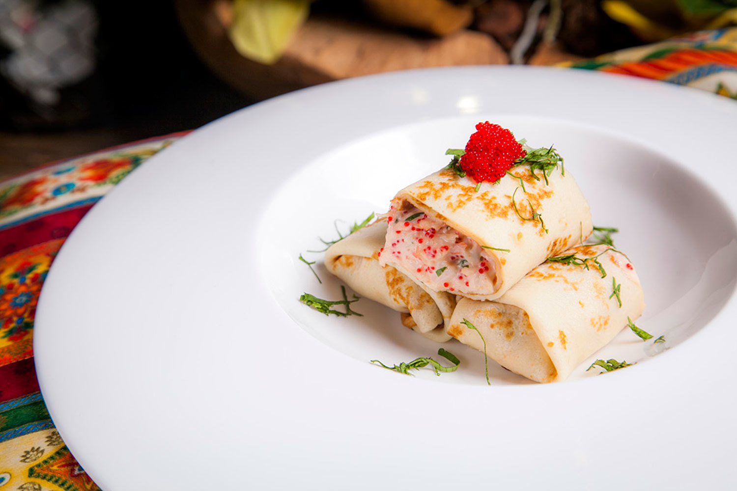 Блины из меню ресторана Black Thai: с крабом и икрой тобико в кокосовом молоке