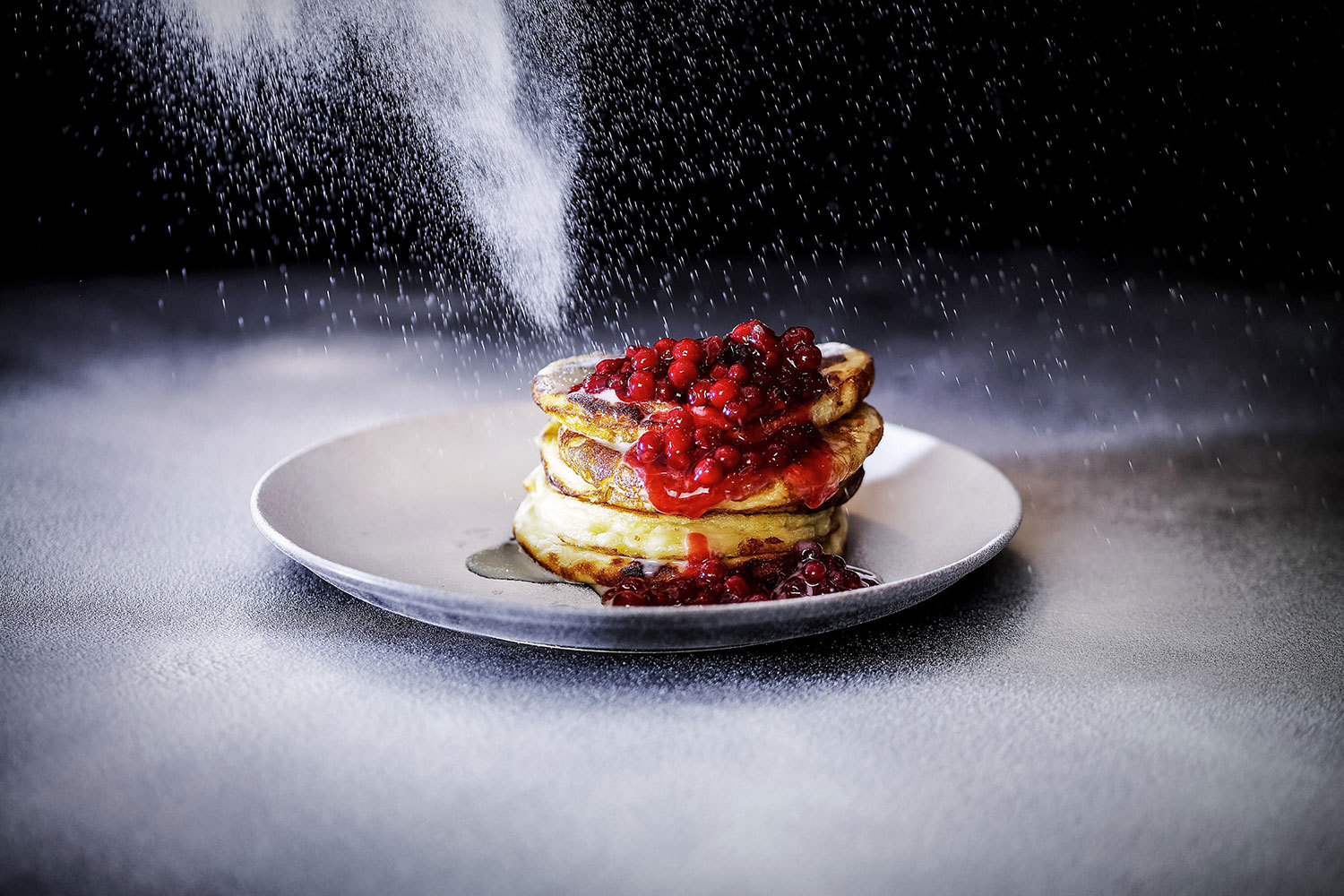 Пуховые блины на померанцевой воде со староелецким соусом и моченой брусникой, ресторан White Rabbit