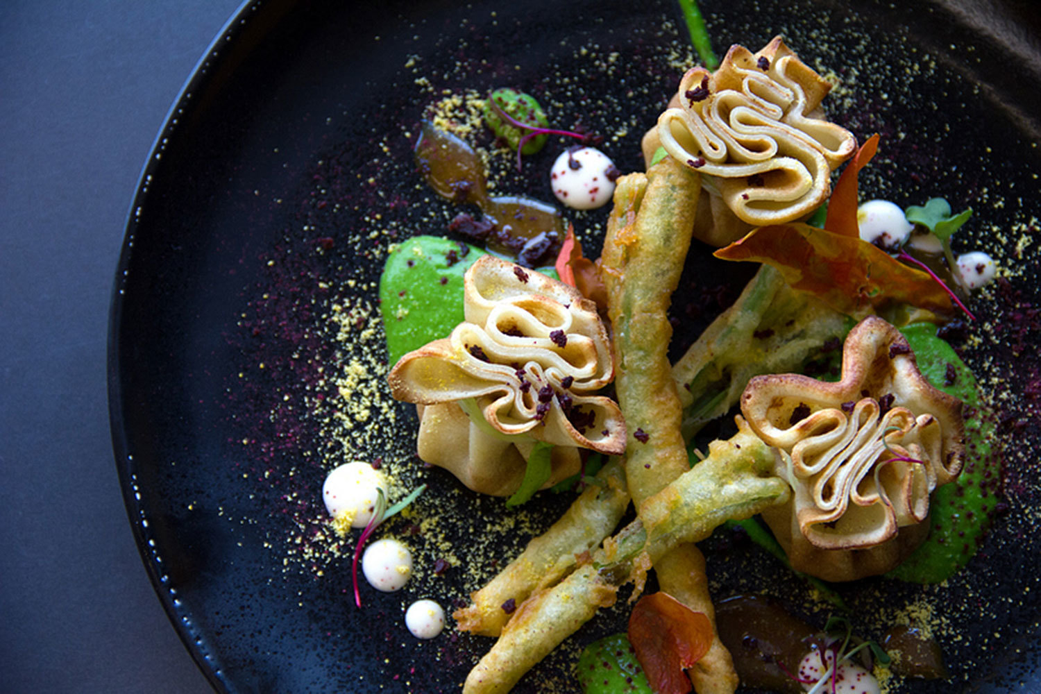 Блинные мешочки с говядиной конфит и луковым соусом, ресторан «Север-Юг»