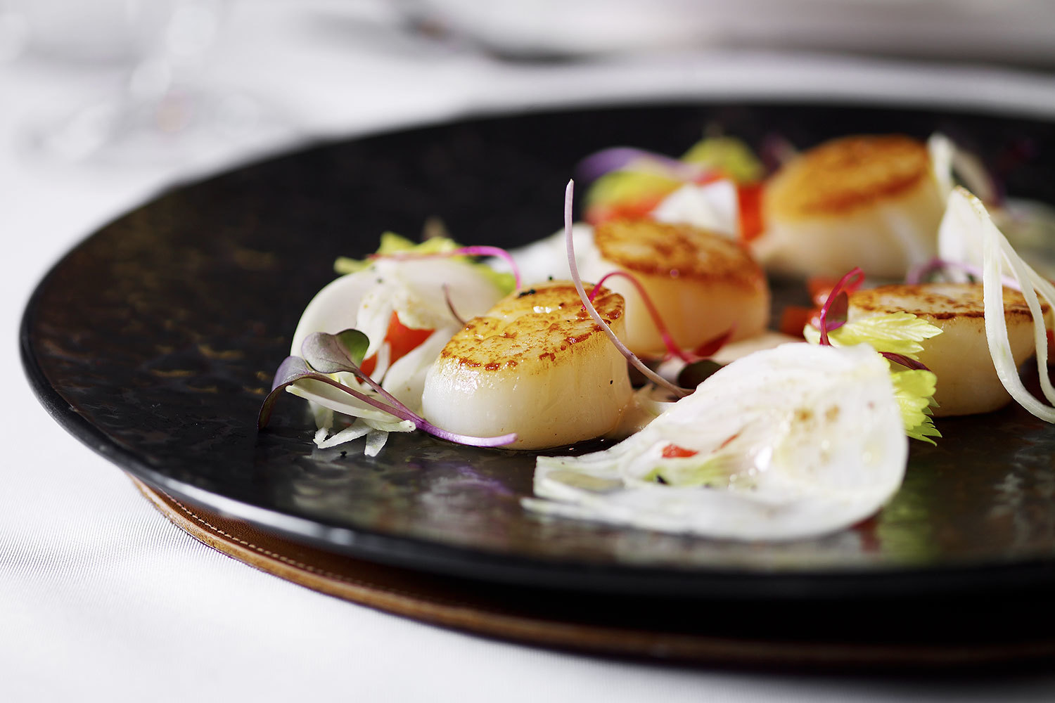 Морские гребешки на гриле с фейхоа и фенхелем, фестивальное меню «Сахалин»