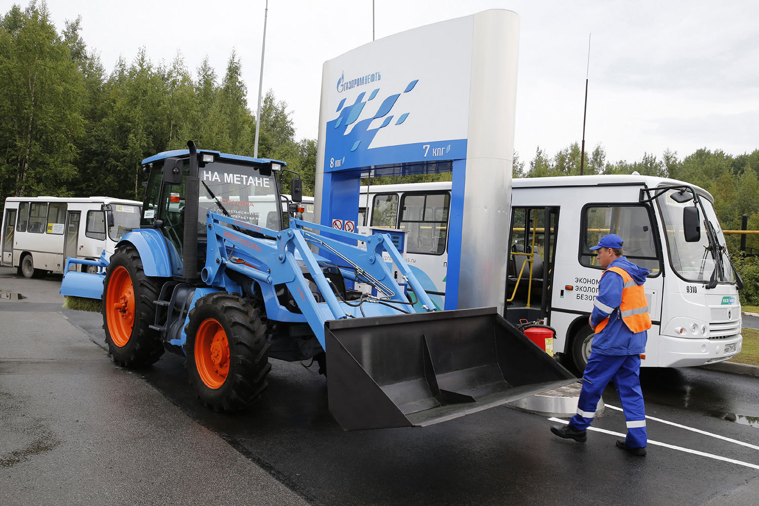 Потребителям газомоторной техники не хватает заправочных станций в России -  Ведомости