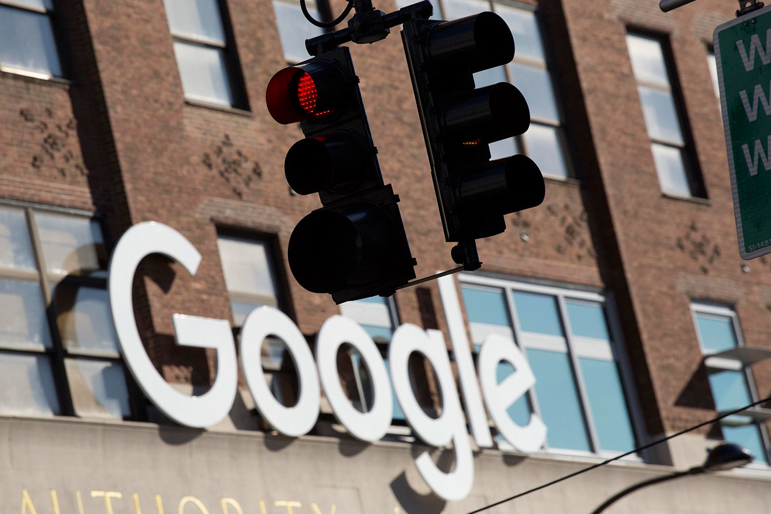 Суд пришел к выводу, что, лицензируя для производителей магазин приложений Google Play, Google оговаривал с ними место и размещение и иные преимущества для своих сервисов