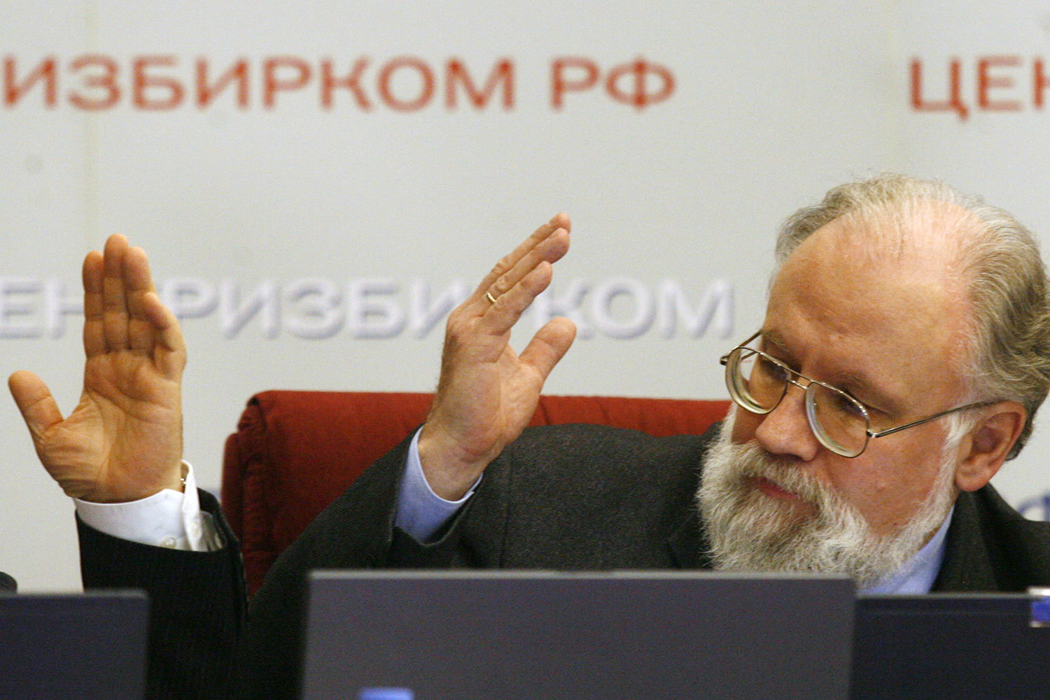 Перед уходом в отставку Владимир Чуров раздал награды и ценные указания