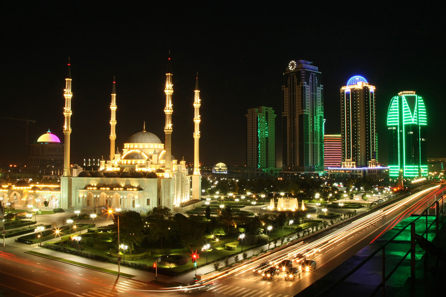 После заселения в гостиницу «Грозный сити» в номер к Каляпину пришли трое граждан и потребовали выселиться из гостиницы, после чего препроводили его к выходу