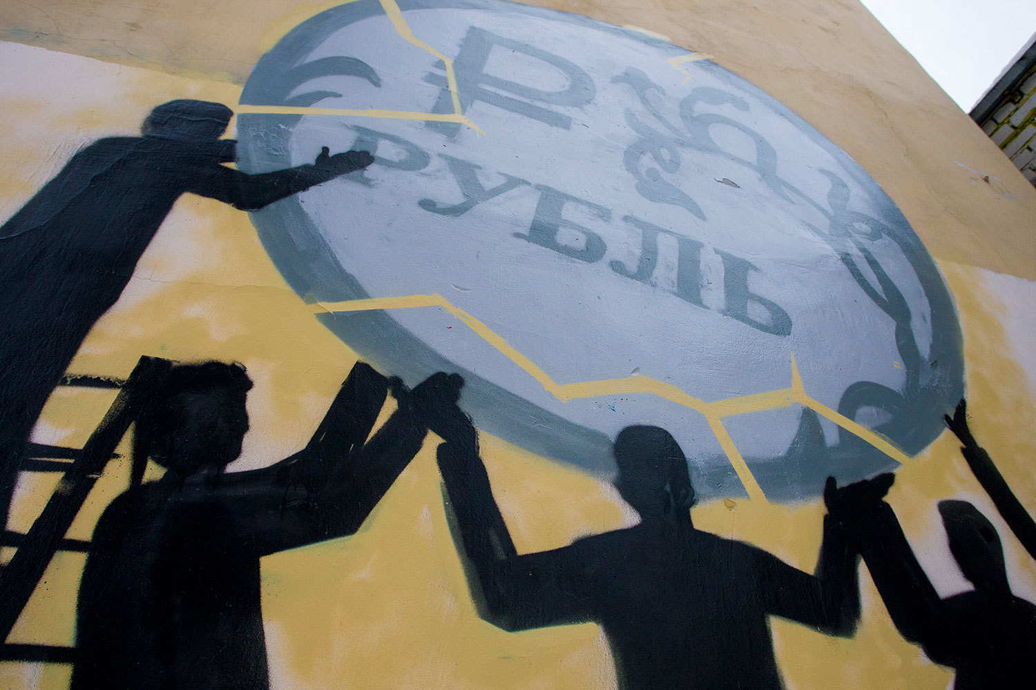 Рубль и рынок акций вновь поддержала дорожающая нефть, а также сохранение ключевой ставки Центробанком