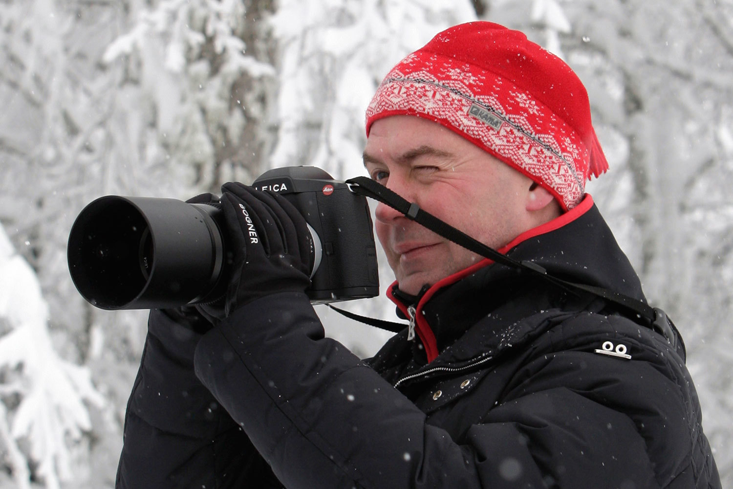 Председатель правительства Дмитрий Медведев — не только жертва фоторепортеров, но и сам увлеченный фотолюбитель. В 2012 г. в Московском доме фотографии прошла выставка «1461 день президента Дмитрия Медведева», где были представлены в том числе фотоработы самого Медведева. Председатель правительства снимает на Leica, Nicon и Canon
