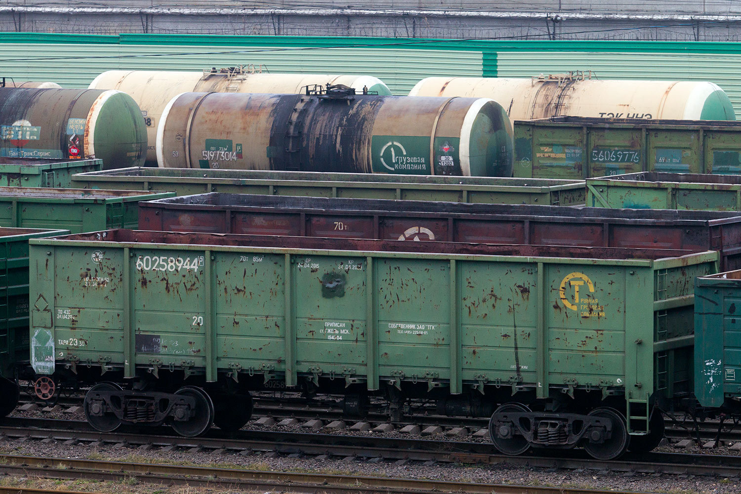 Вагонов хватает всем