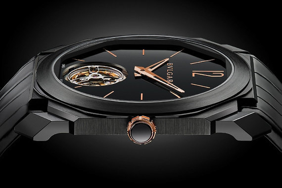 В крупнейшем мировом ювелирно-часовом форуме в Базеле Bulgari представила новую модель мужских часов Octo Ultranero Finissimo Tourbillon. Ультратонкий турбийон Octo Finissimo Tourbillon — мануфактурный механизм толщиной всего 1,95 мм в корпусе толщиной 5 мм — марка представила два года назад. В этом году эта модель вышла в черном цвете — Octo Ultranero Finissimo Tourbillon в титановом корпусе