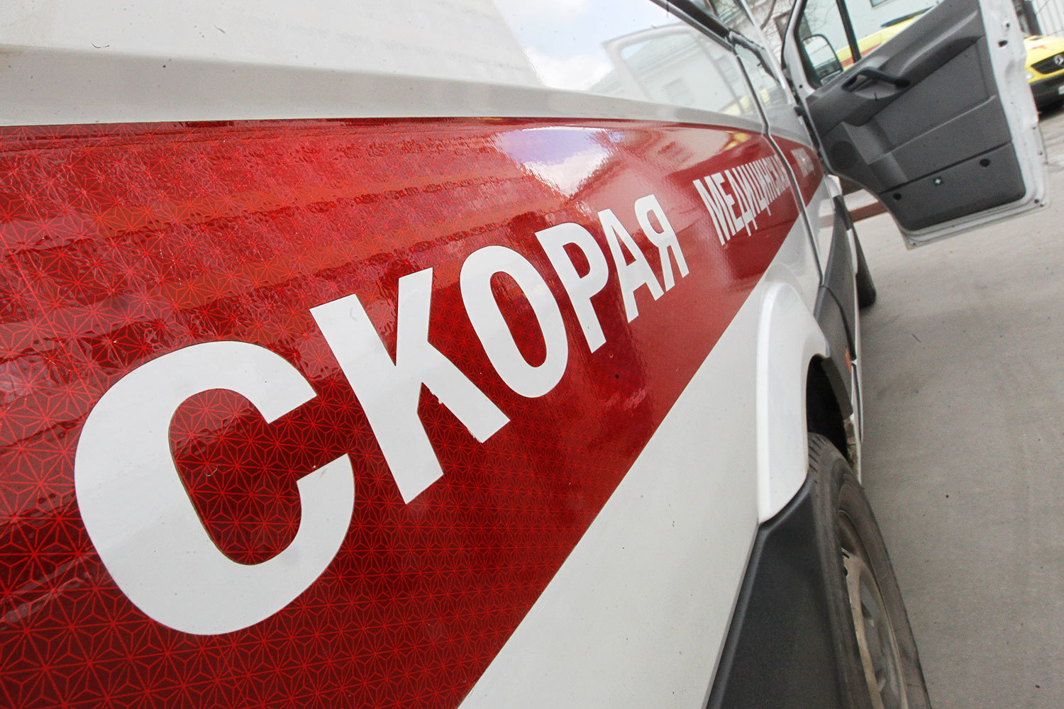 По разным данным, в нападении участвовало три или четыре боевика, как минимум один из них совершил самоподрыв, а другие были убиты