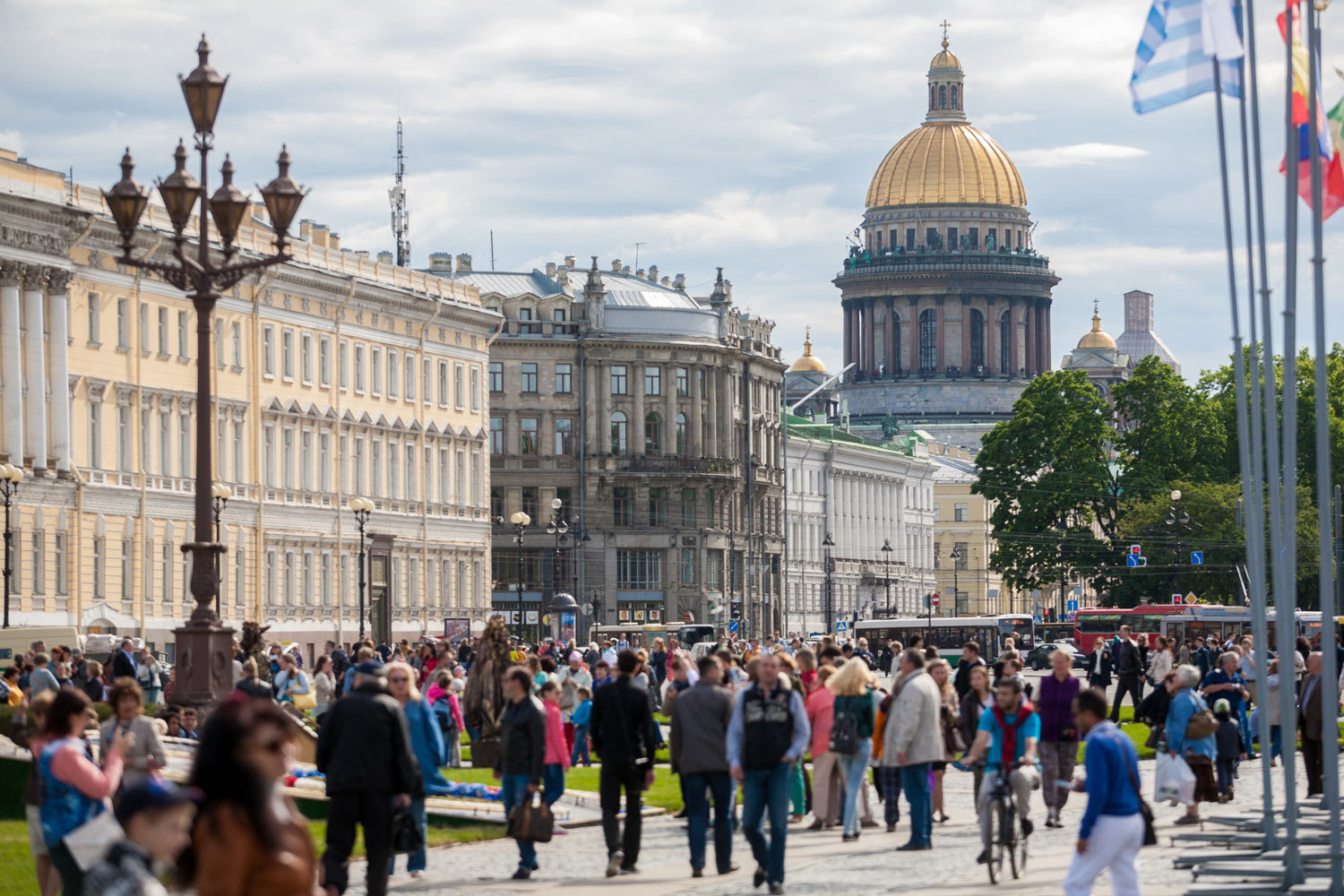 Поток туристов в Петербург не становится меньше