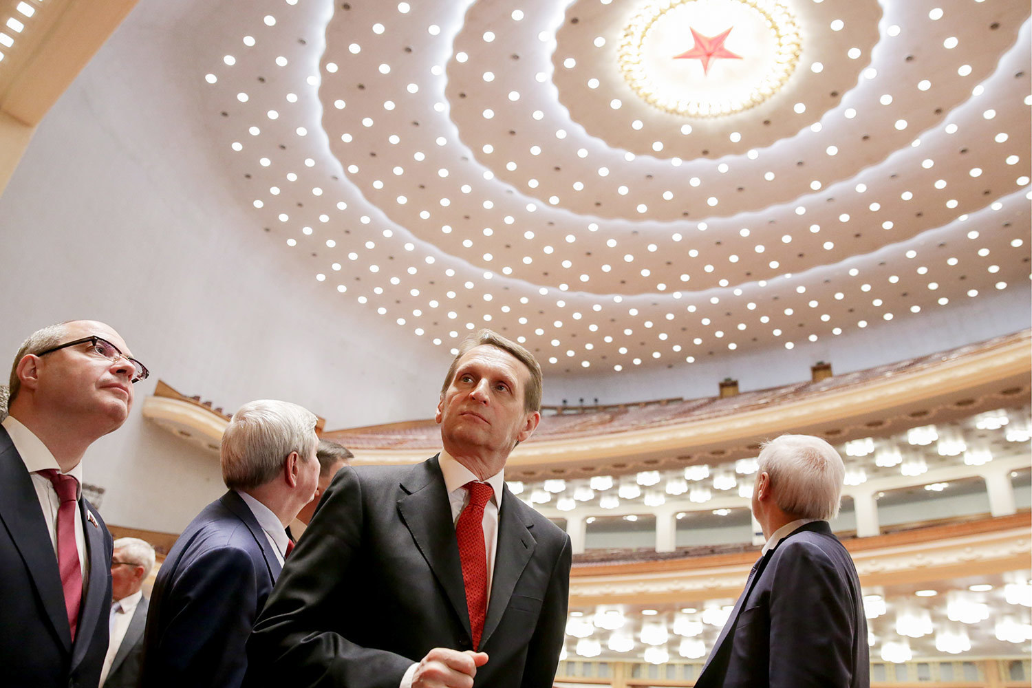 Спикер Госдумы Сергей Нарышкин (в центре) во время экскурсии в Доме народных собраний Китая
