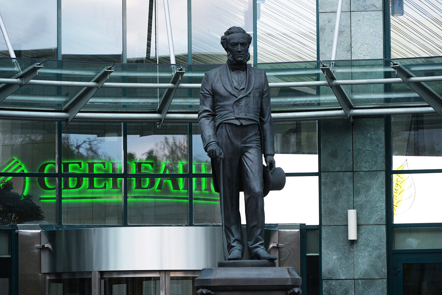 Сбербанк постепенно прощается с самым проблемным своим клиентом