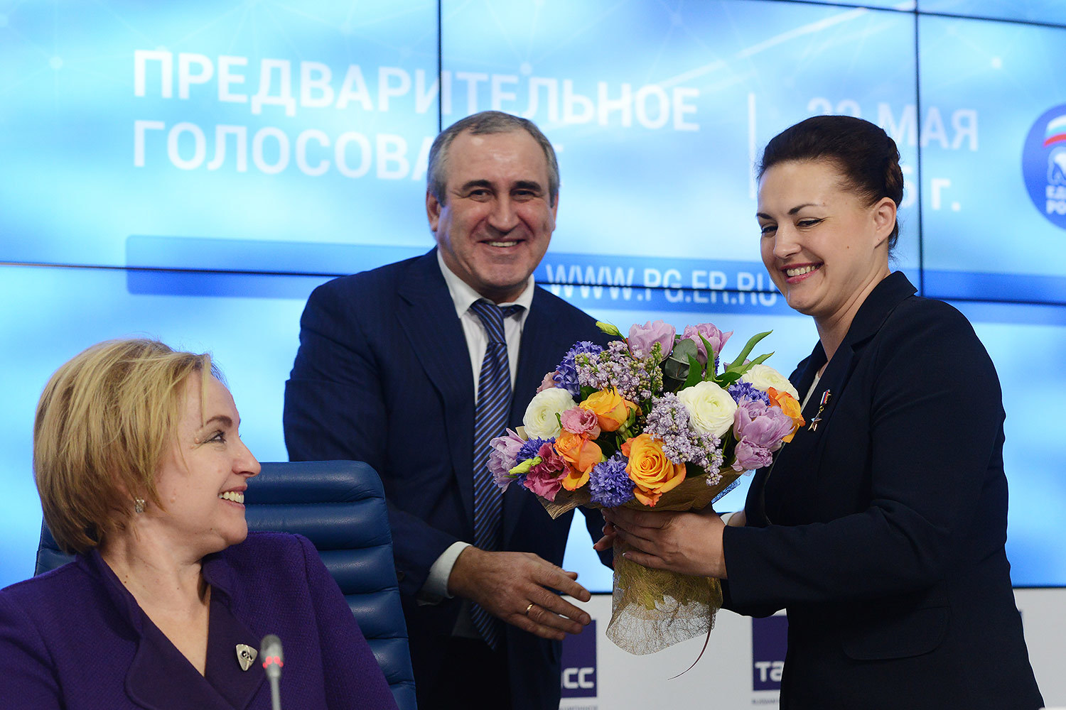 Секретарь генсовета «Единой России» Сергей Неверов (в центре) уверен в честности праймериз