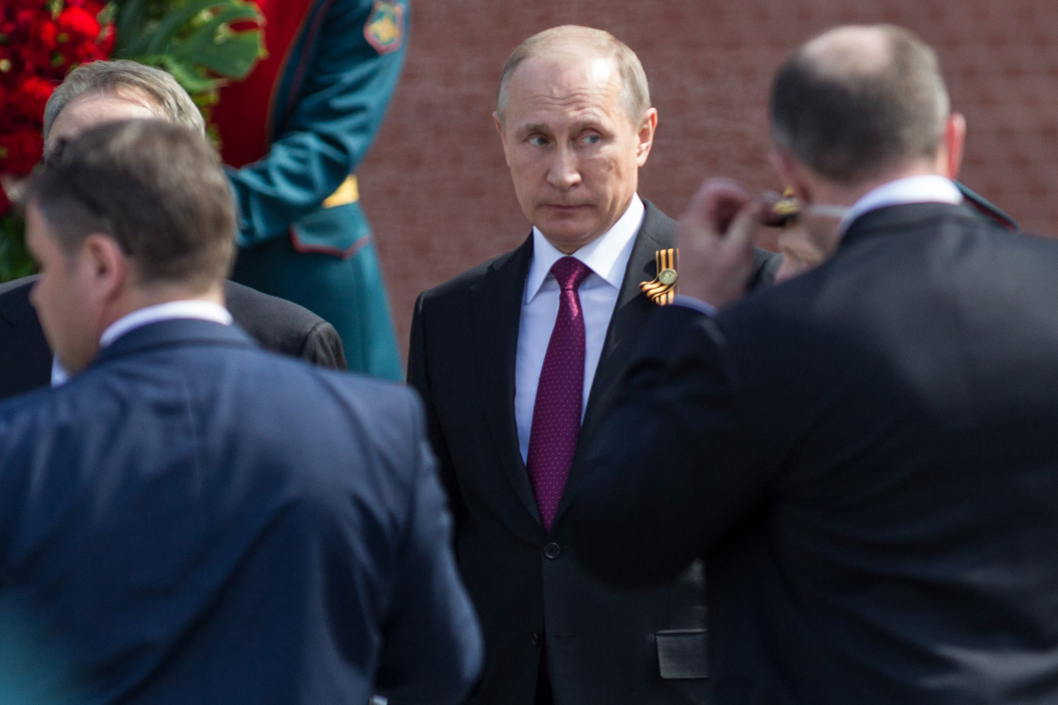 «Мы взяли на себя тогда большую ответственность перед гражданами и должны работать без ссылок на сложности и внешние ограничения», – заявил Владимир Путин