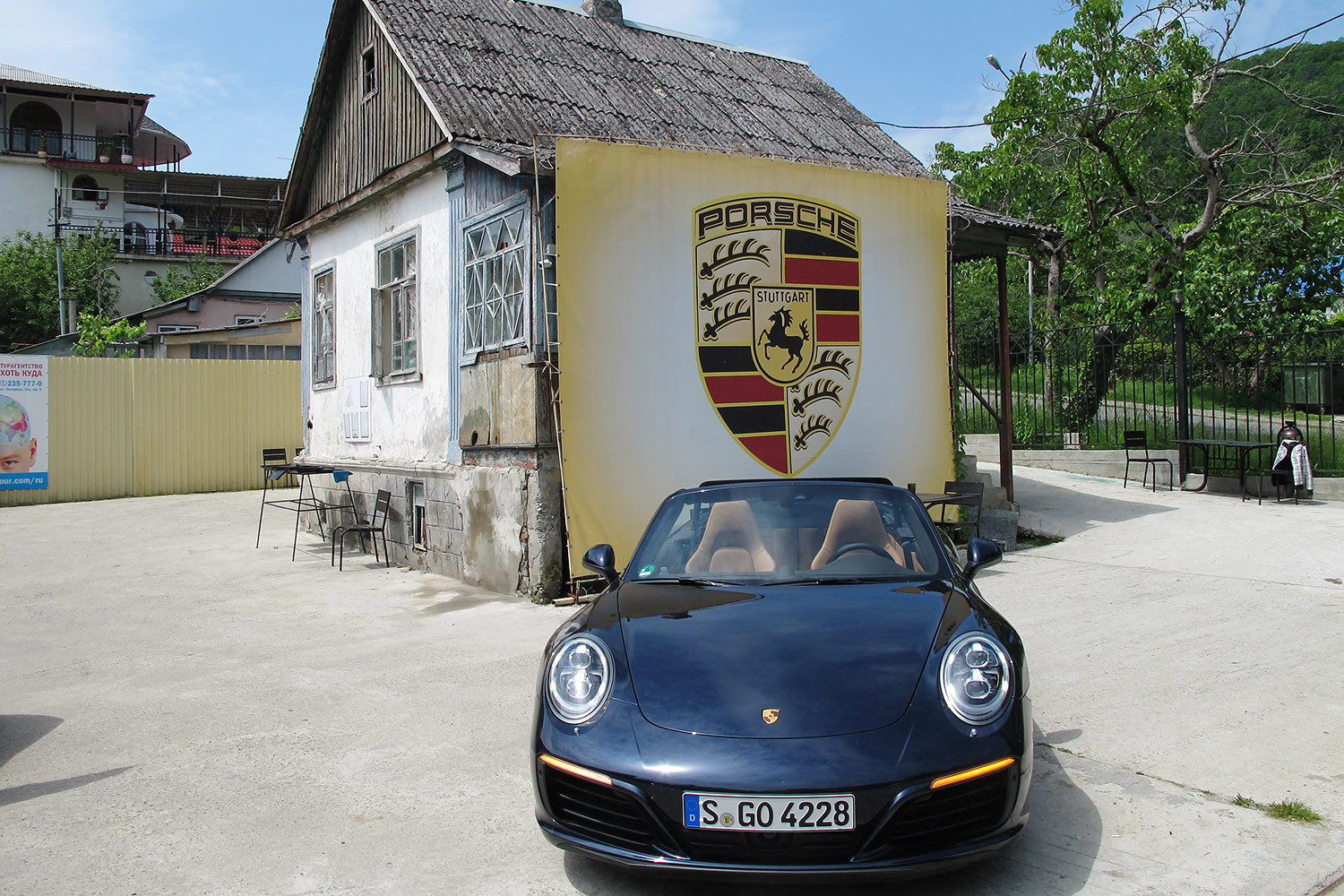 На дорогах общего пользования – на новом скоростном шоссе из Адлера в Сочи и на извилистой дороге из Сочи в Солохаул – новое поколение 911 доказало, что оно еще лучше предыдущего. На фото: Porsche 911 Carrera 4 Cabriolet