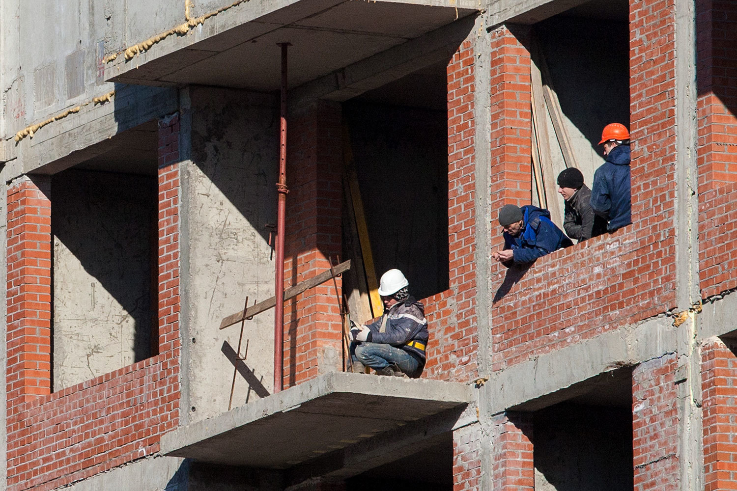 Сейчас в Петербурге, по данным администрации, более 10 000 обманутых дольщиков. Только за прошлый год их количество выросло в 3 раза