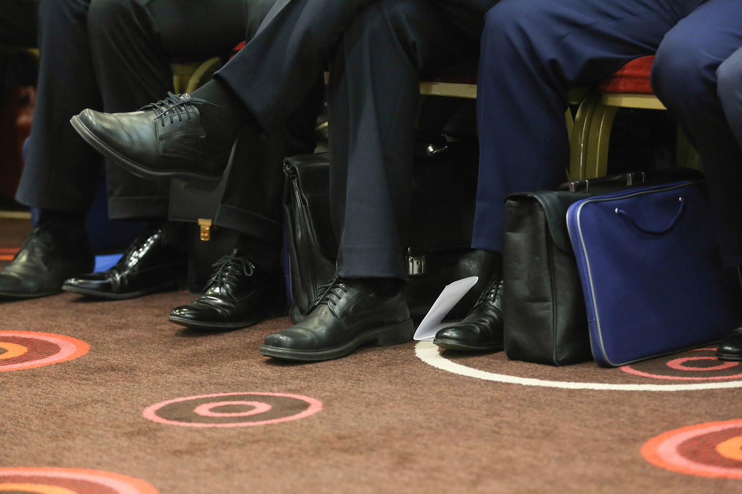 Большинство председателей комитетов и глав районов в 2015 г. заработали по 1,8–2,5 млн руб., у их жен и мужей доход, как правило, не превышает 1 млн руб.