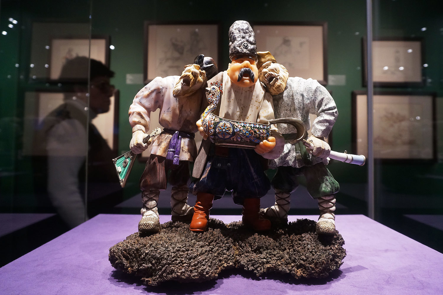 Балалайка здесь золотая, с бриллиантами и рубином