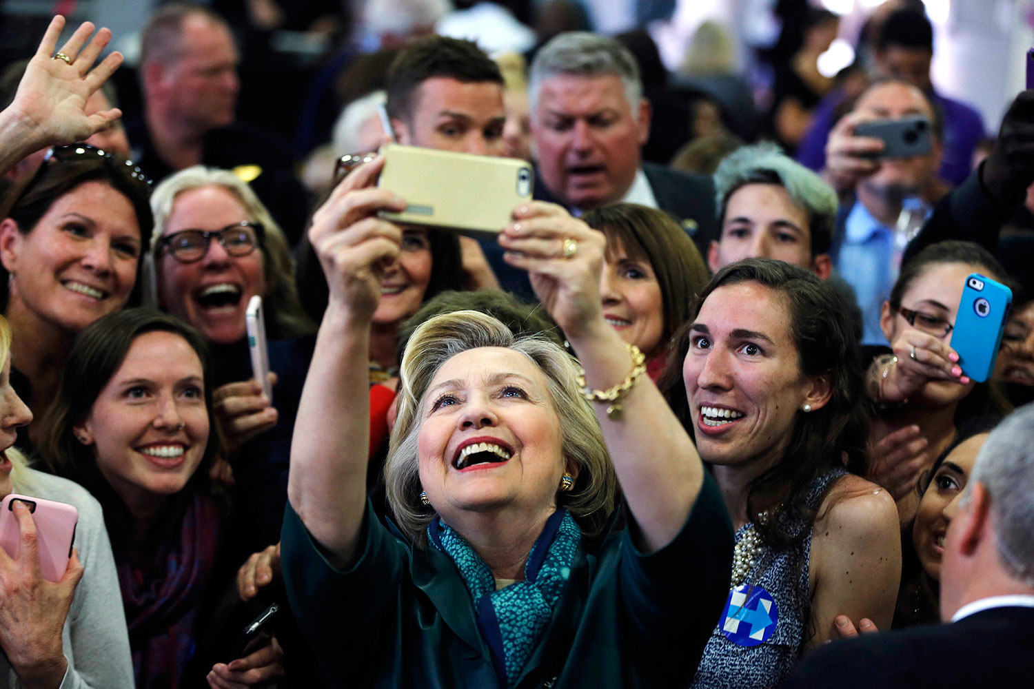 В штабе Клинтон вместо празднования победы готовятся к новому супервторнику