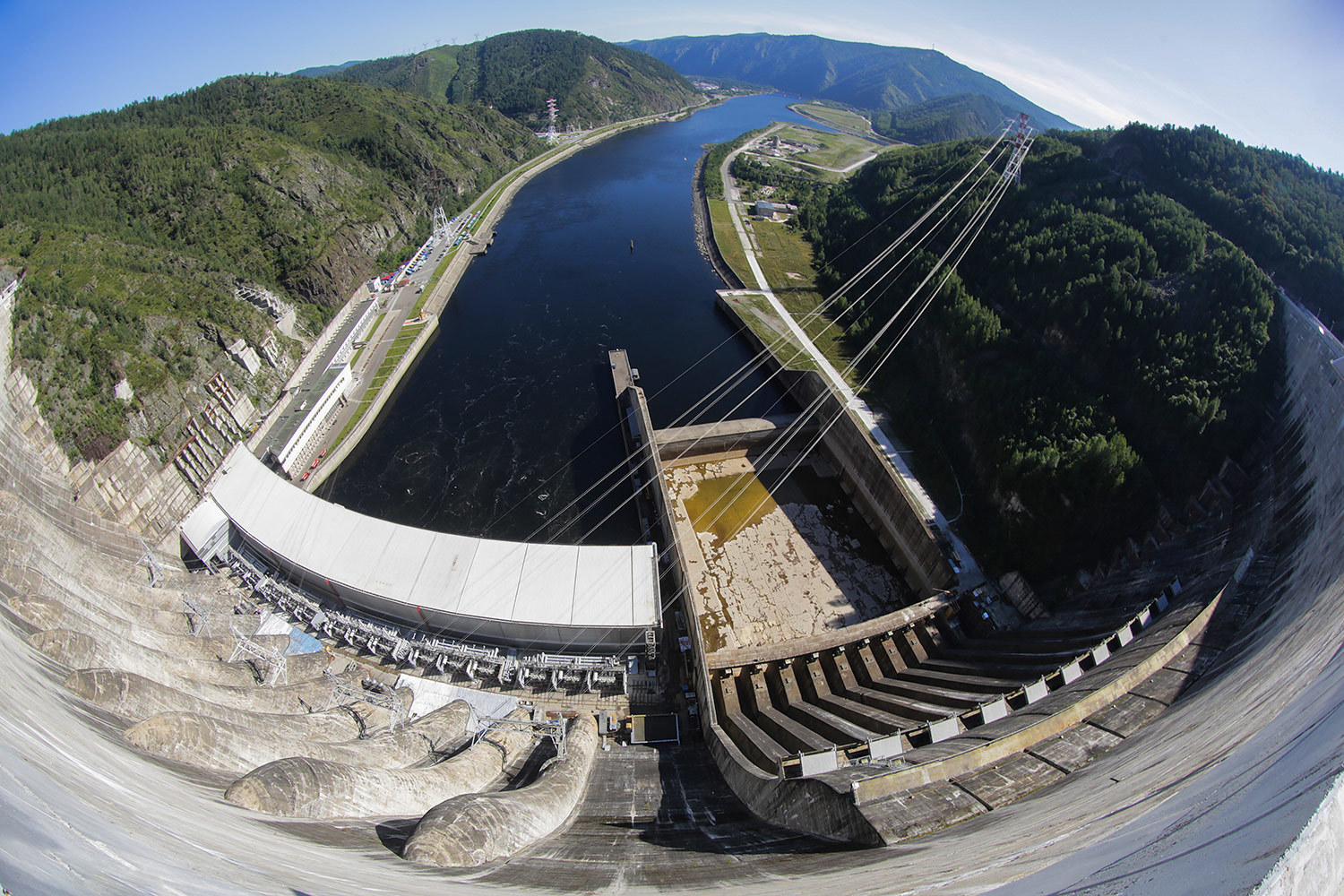 В пятницу вечером на бирже 4,88% «Русгидро» стоили 11,4 млрд руб.