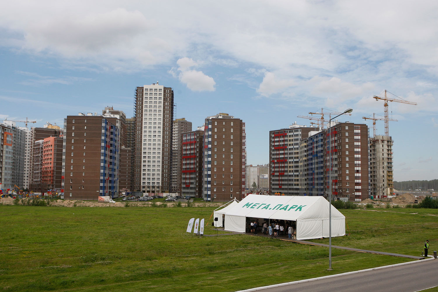 Рядом с «Мега Дыбенко» строятся дома, в которых будут жить 10 000 человек