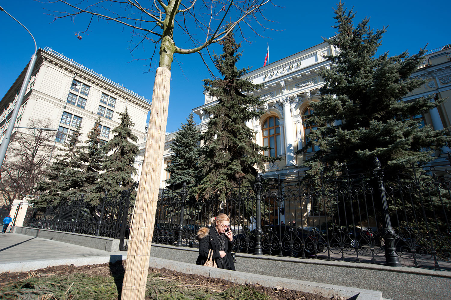 Крупным компаниям придется с октября отчитываться о крупных внебиржевых сделках – ЦБ хочет контролировать их риски