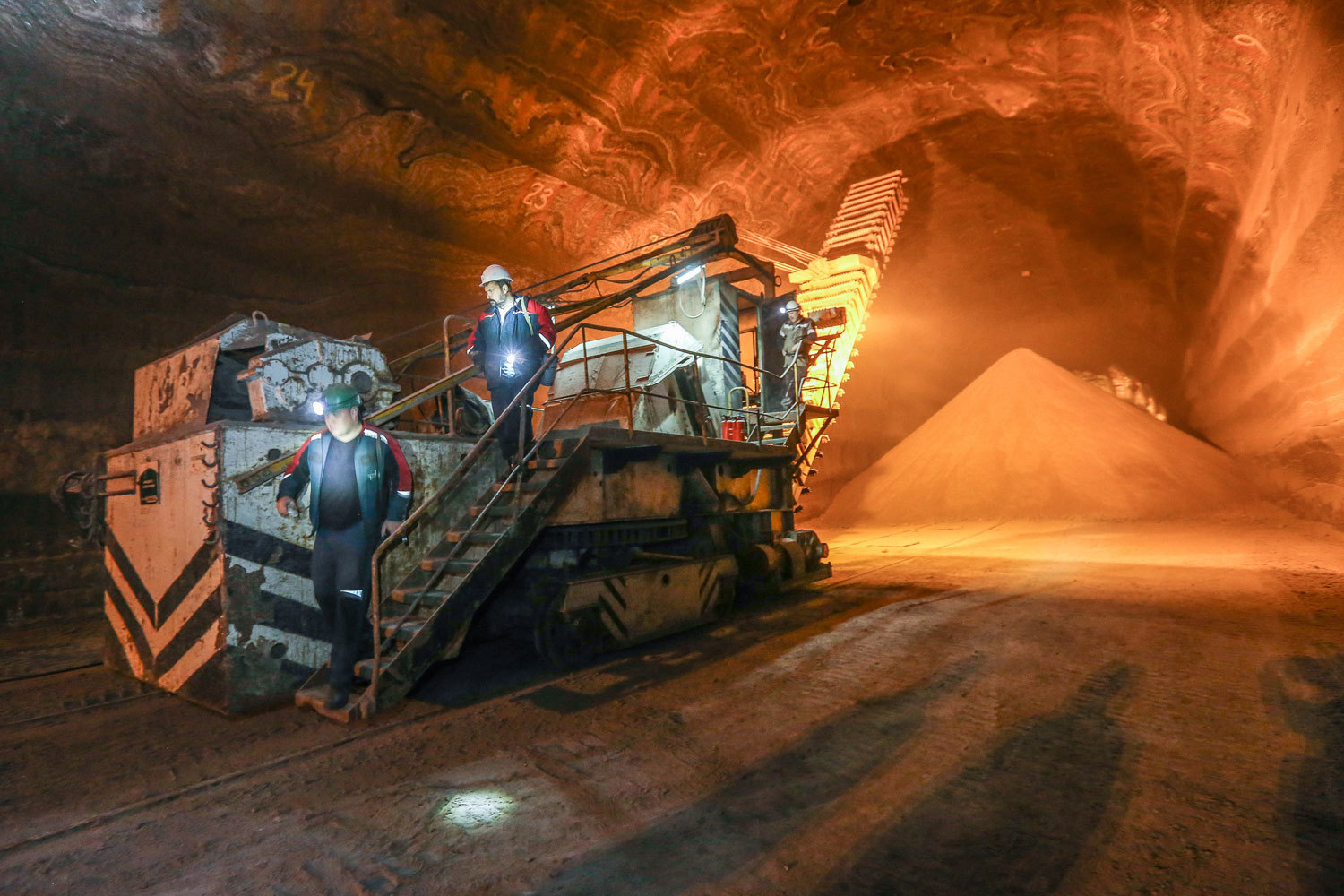 Добыча калийных руд. Добыча калийных руд. Пао уралкалий бкпру-4. Усольский калийный комбинат рудник. Завод калийных удобрений канада.