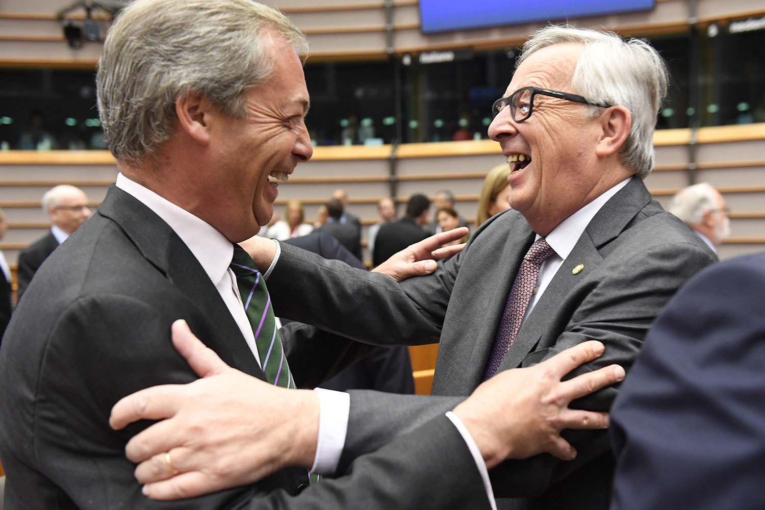 Председатель Еврокомиссии Жан-Клод Юнкер (справа) и лидер британской Партии независимости (UKIP) Найджел Фарадж