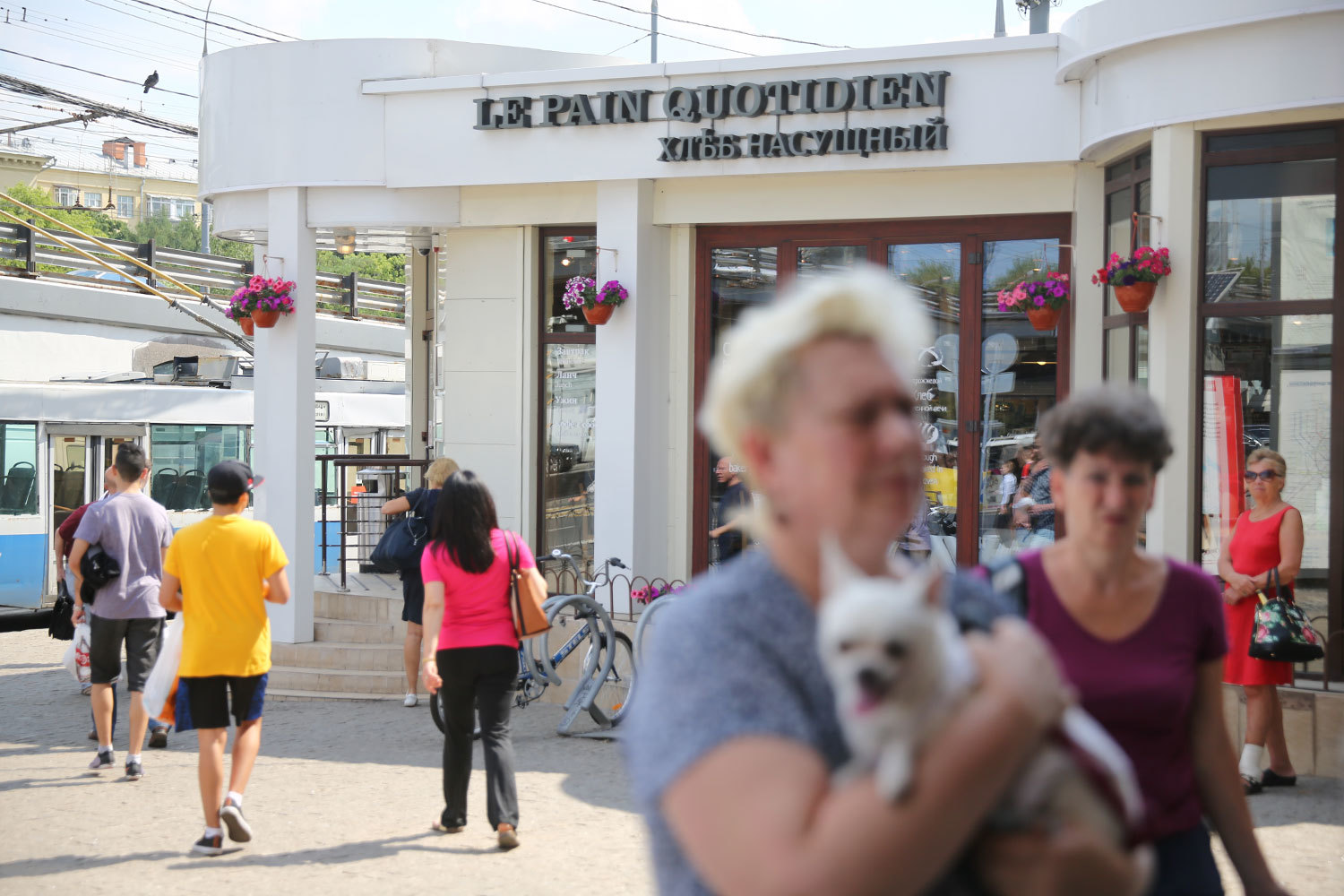 Уведомление о включении в список незаконно возведенных сооружений, представляющих опасность для граждан и подлежащих сносу, вручили представителям кафе-кондитерской на Зубовском бульваре