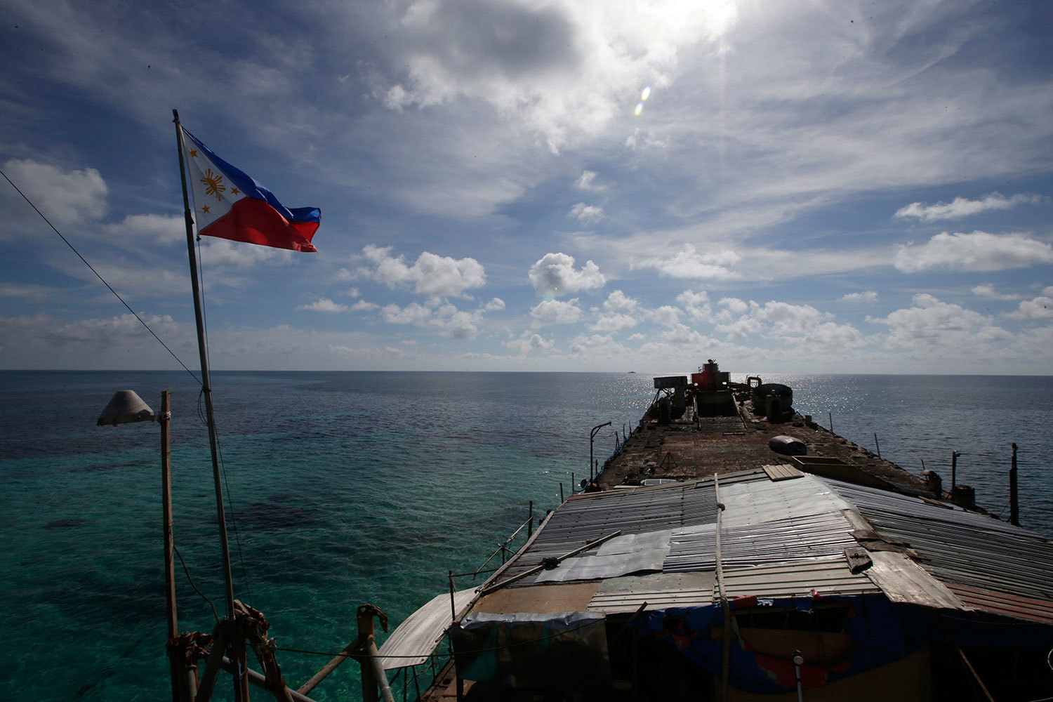 Филиппины подали иск в январе 2013 г. КНР, активно занимающаяся строительством насыпных островов в спорной зоне, отказалась участвовать в процессе