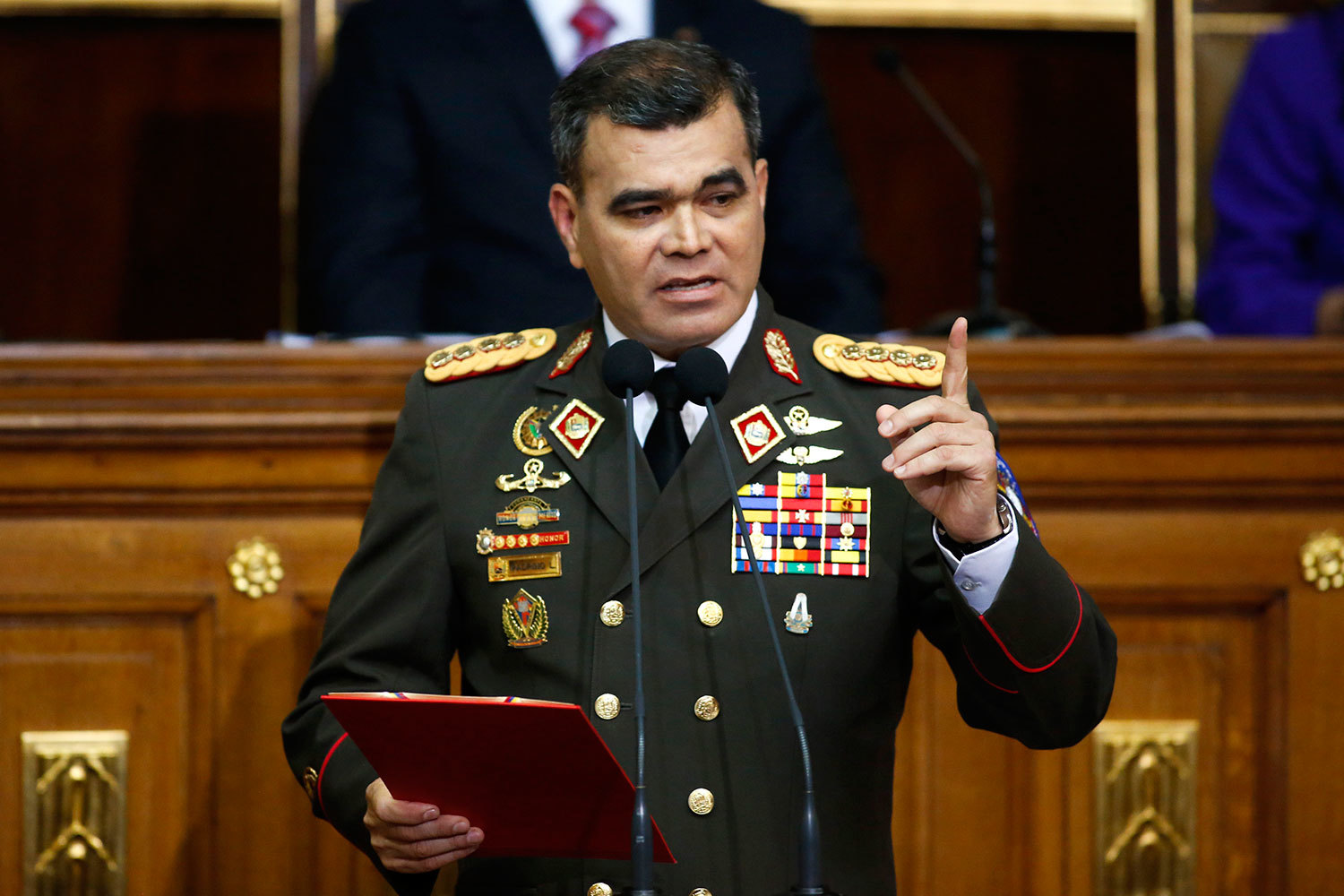 Министр обороны Падрино Лопес станет главным по борьбе с дефицитом