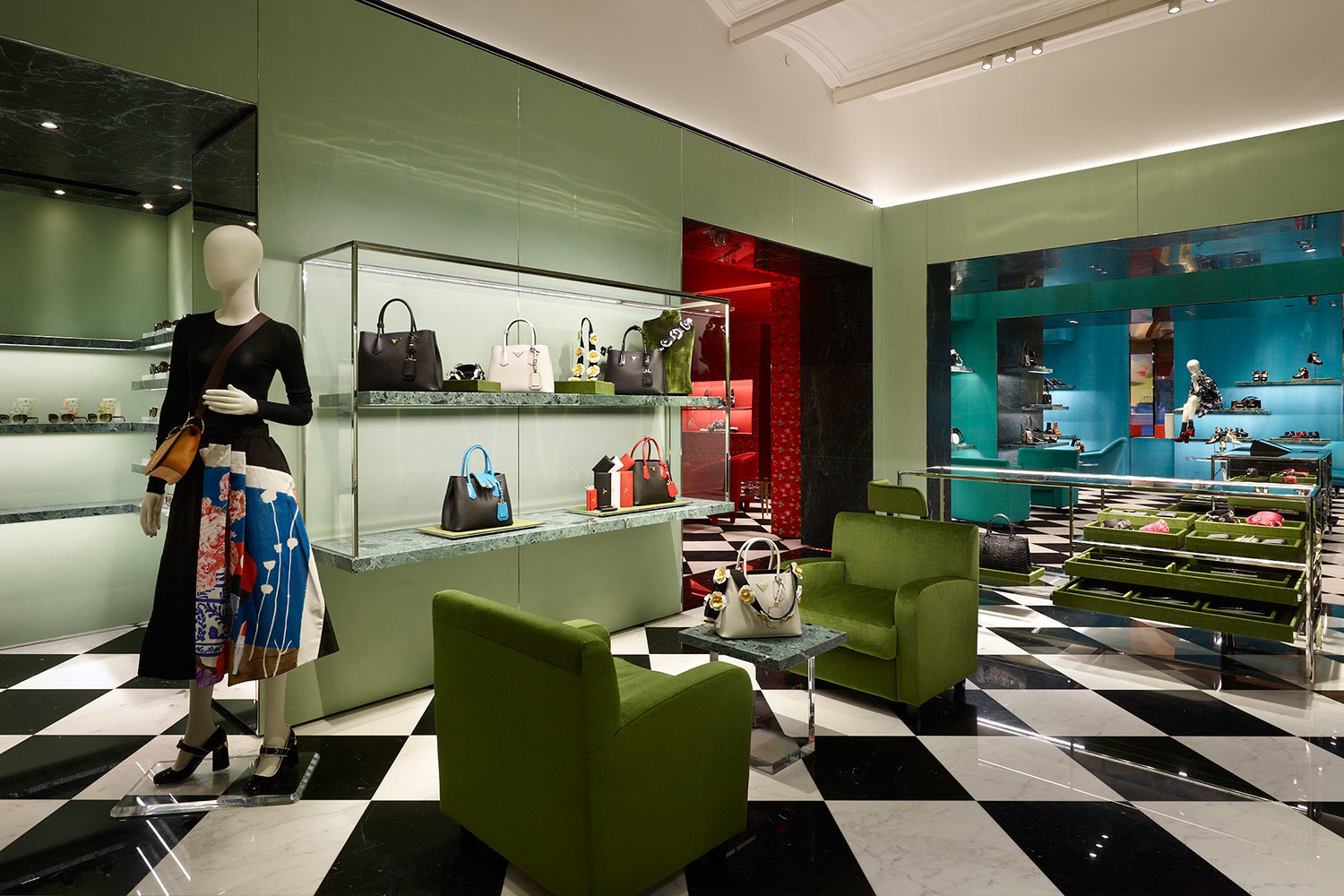 Справа от входа находится отдел женских аксессуаров