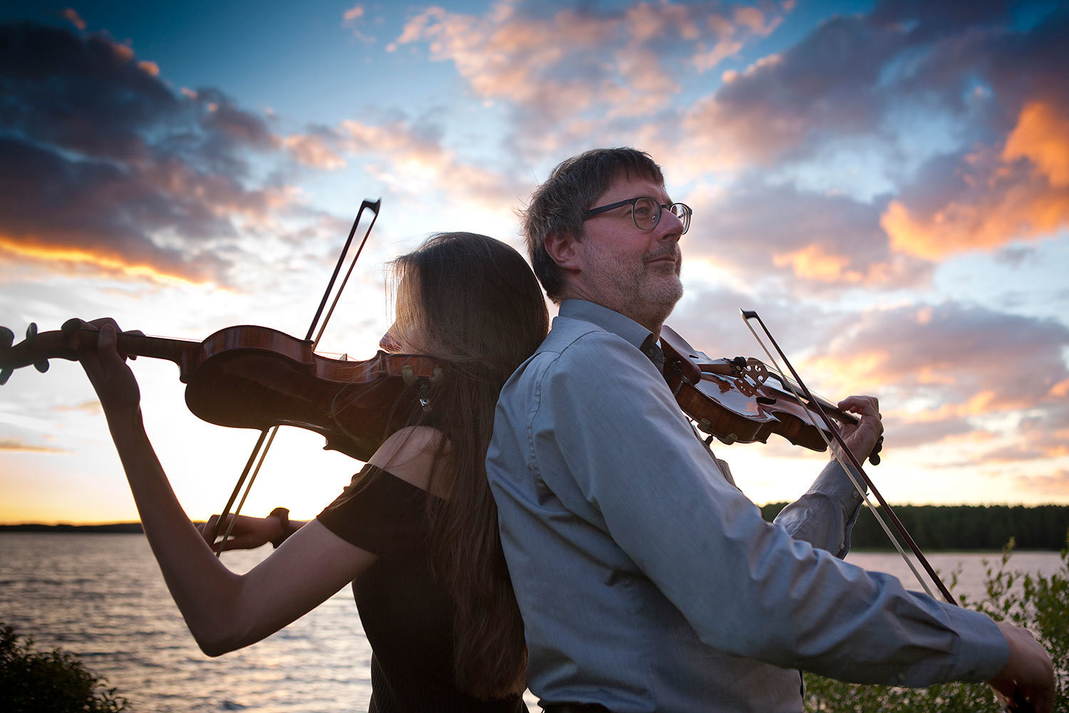 Марк Данел с дочерью сыграли на фоне озера