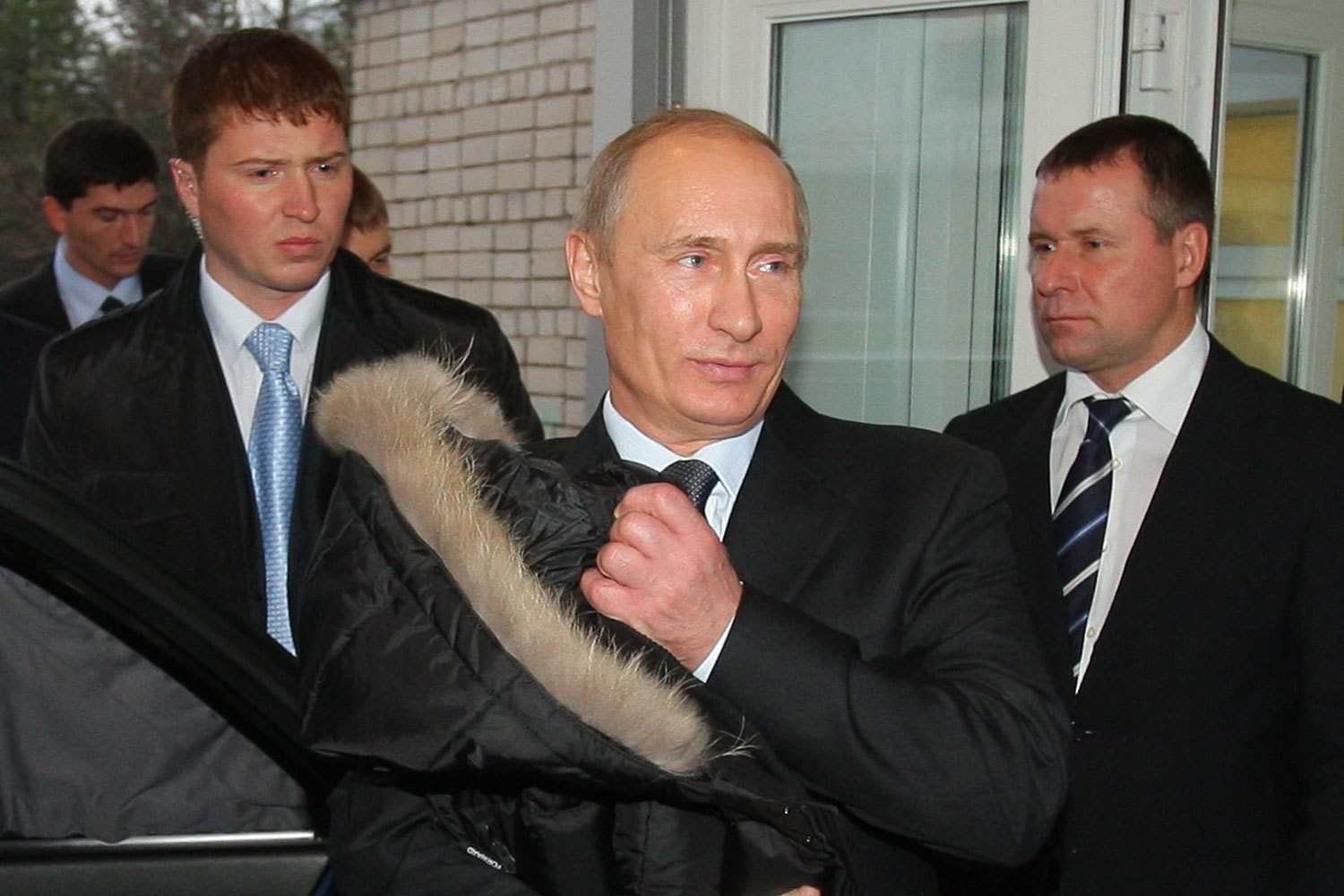 Президент Владимир Путин (в центре) и сотрудник ФСБ Евгений Зиничев (справа) во время посещения Ивановской областной клинической больницы в 2010 г.