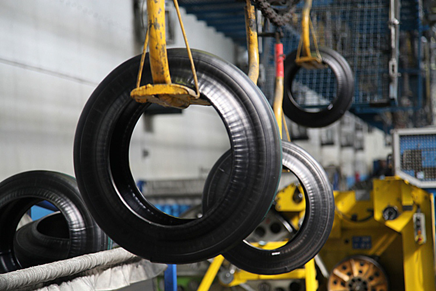 Общее производство легковых шин в России в первом полугодии выросло почти на 7%, грузовых – снизилось на 0,3%, сельскохозяйственных – выросло на 14%, гласят данные Росстата