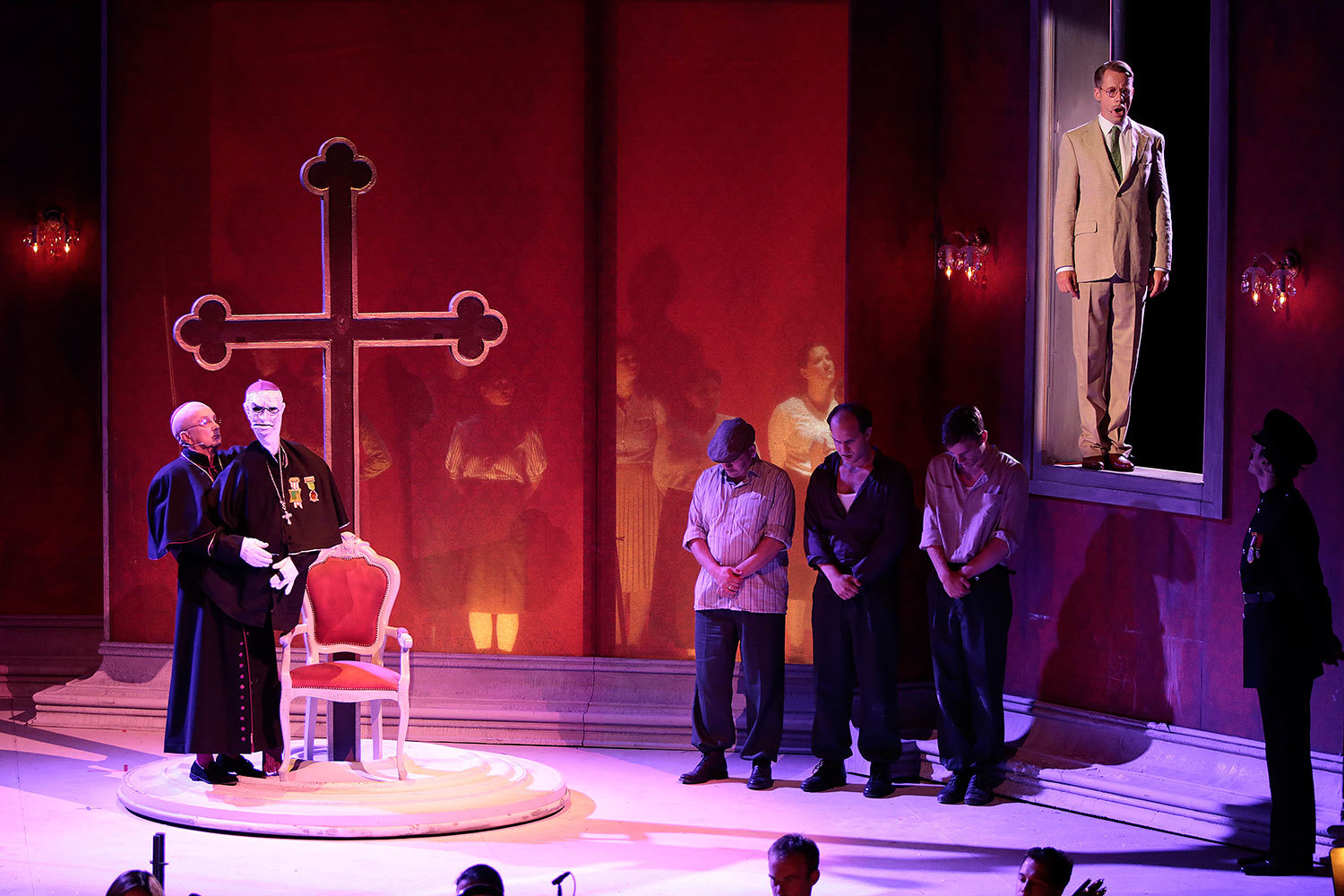 Клерикалам в оперетте достается сполна