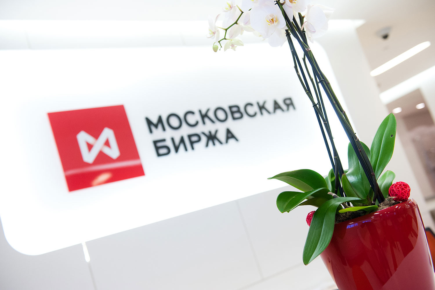 Московская биржа вчера отчиталась о росте прибыли и комиссионных доходов. Котировки ее акций выросли на 3,5%