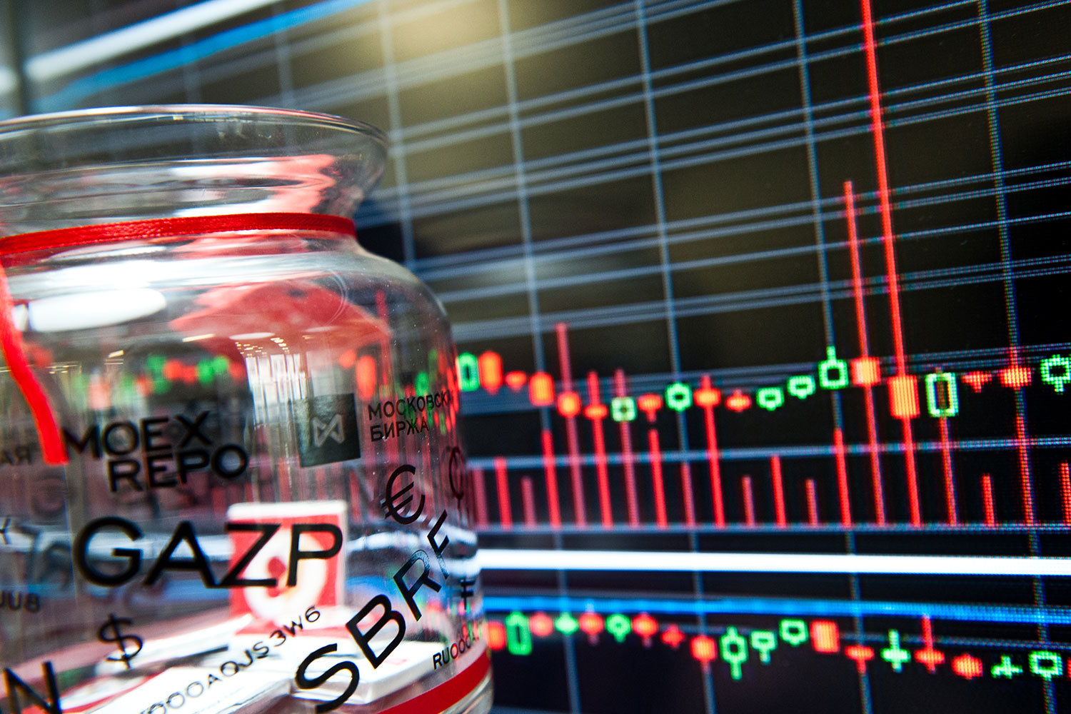 В июле обороты торгов снизились на всех рынках Московской биржи. Волатильность упала до минимума с 2014 г.