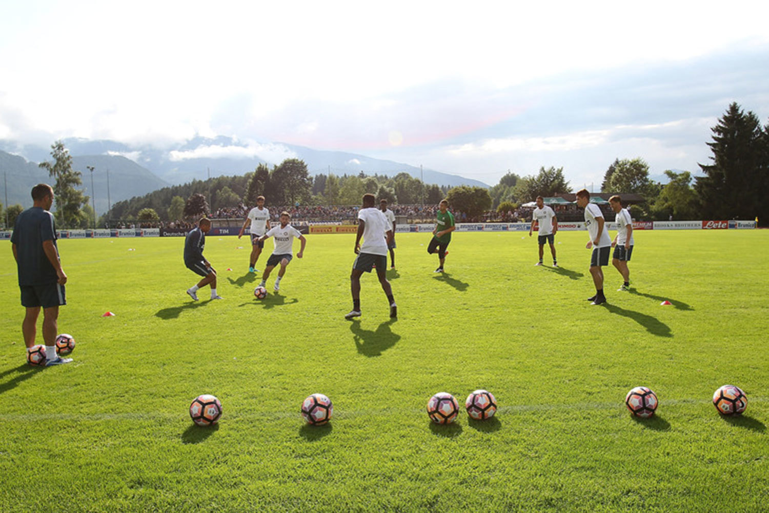 Для сделки Milan оценен в 740 млн евро ($826 млн), его долги – около 220 млн евро